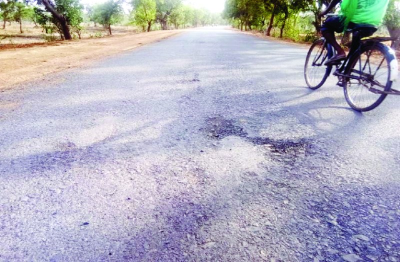 ठेकेदार पर कलेक्टर की फटकार का असर नहीं, मानक को दरकिनार कर बनाई जा रही सड़कें