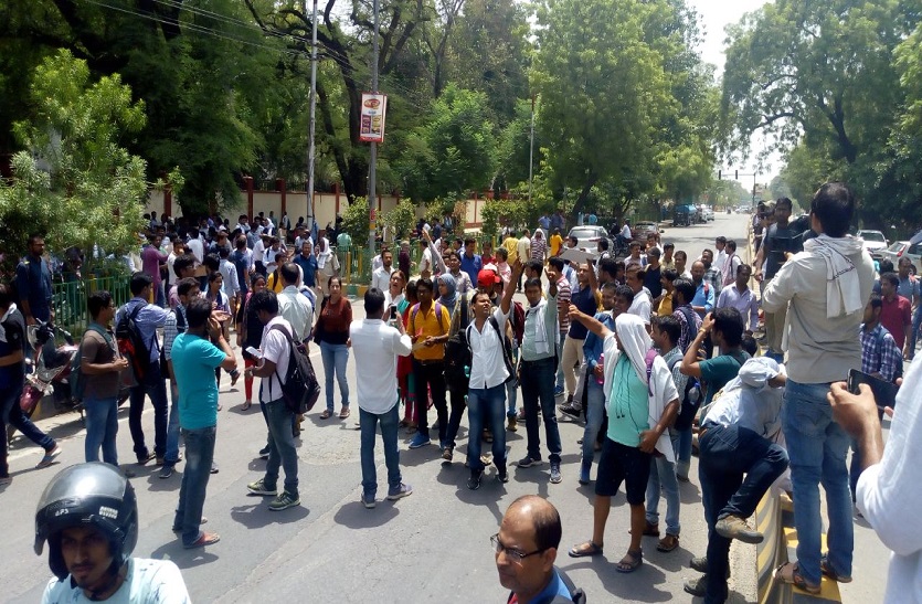 परीक्षा रद्द होने के बाद सैकड़ों नाराज छात्र सड़क पर, लोक सेवा आयोग के सामने बवाल