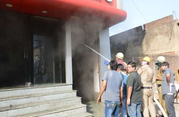 Photo Gallery : अंजना फर्नीचर में शार्ट सर्किट से लगी आग, लाखों का नुकसान