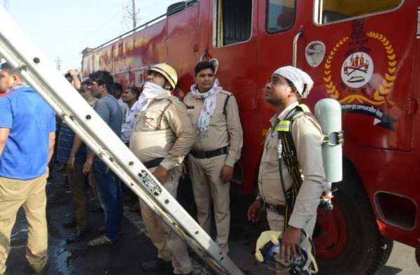 Photo Gallery : अंजना फर्नीचर में शार्ट सर्किट से लगी आग, लाखों का नुकसान