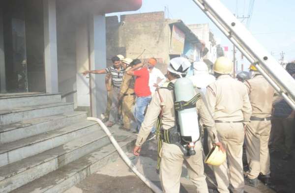 Photo Gallery : अंजना फर्नीचर में शार्ट सर्किट से लगी आग, लाखों का नुकसान