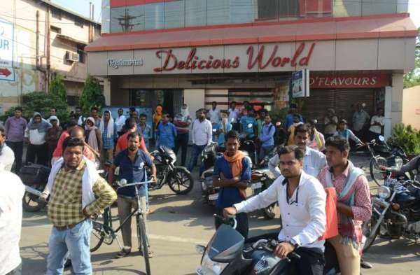 Photo Gallery : अंजना फर्नीचर में शार्ट सर्किट से लगी आग, लाखों का नुकसान