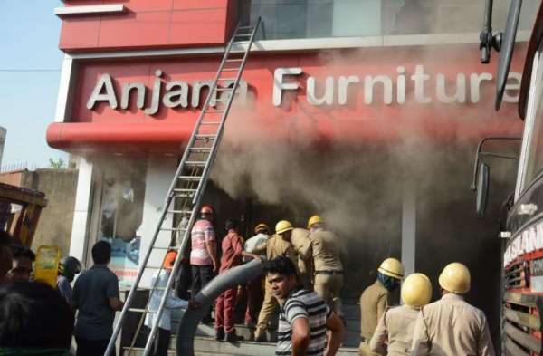 Photo Gallery : अंजना फर्नीचर में शार्ट सर्किट से लगी आग, लाखों का नुकसान