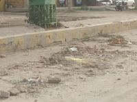 शहर में गगनपथ को मीरा मार्ग से जोडऩे वाले मार्ग पर बरसात के दौरान धंसी सीवरेज लाइन को कचरे से ढक दिया गया है। 