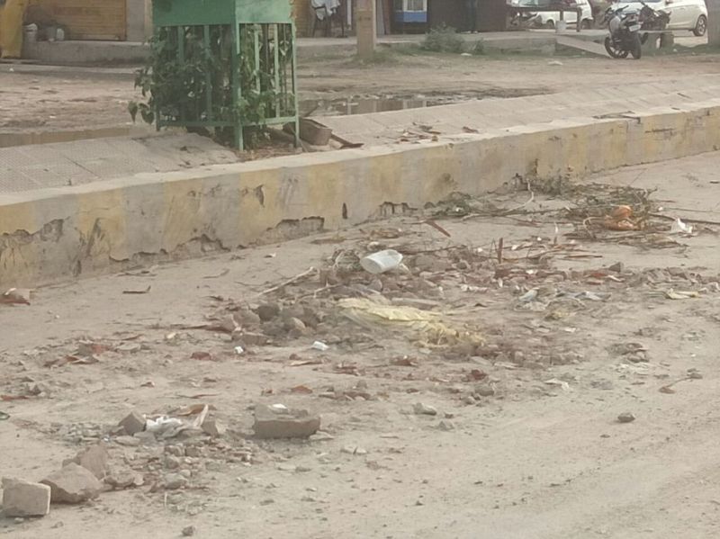 शहर में गगनपथ को मीरा मार्ग से जोडऩे वाले मार्ग पर बरसात के दौरान धंसी सीवरेज लाइन को कचरे से ढक दिया गया है।