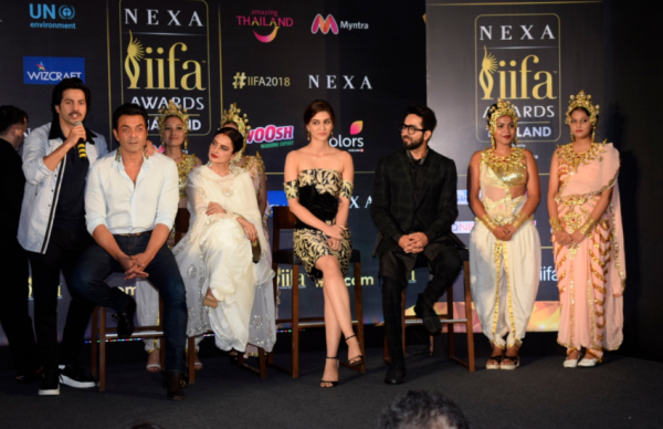 IIFA AWARDS 2018: स्टेज पर कुछ यूं मस्ती करते नजर आए बॉलीवुड स्टार्स