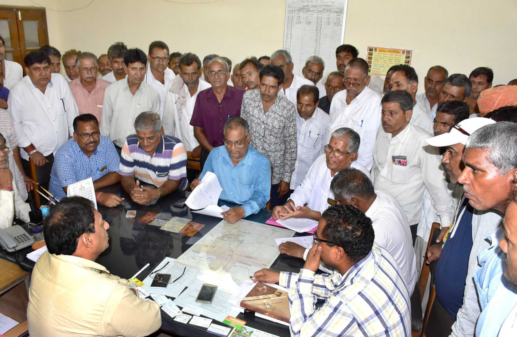 जलदाय विभाग के अधिकारियों को घेरा किया रोष प्रदर्शन,देखे वीडियो