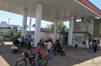 पेट्रोल पम्प में दिया जा रहा था कम पेट्रोल, ग्राहक और सेल्समैन के बीच जमकर बवाल