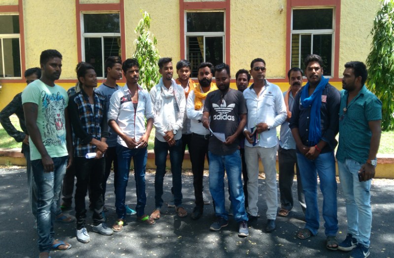 आरटीई में चयनित अभ्यर्थी स्कूल जाने के लिए कर रहे मैसेज का इंतजार