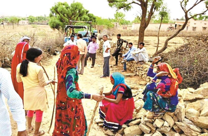 Women protest against for bury of Dead animal in village udaipurwati