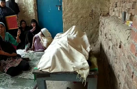 परिजनों के मुताबिक वह सुबह साढ़े नौ बजे कम्प्यूटर सेंटर गयी थी मृतका