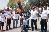 भोजपुरी फिल्म अभिनेता निरहुवां के खिलाफ प्रदर्शन