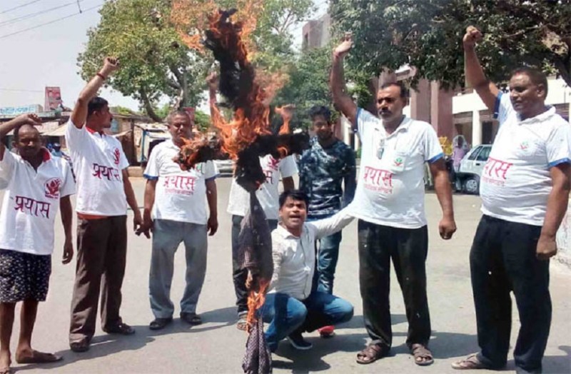 भोजपुरी फिल्म अभिनेता निरहुवां के खिलाफ प्रदर्शन