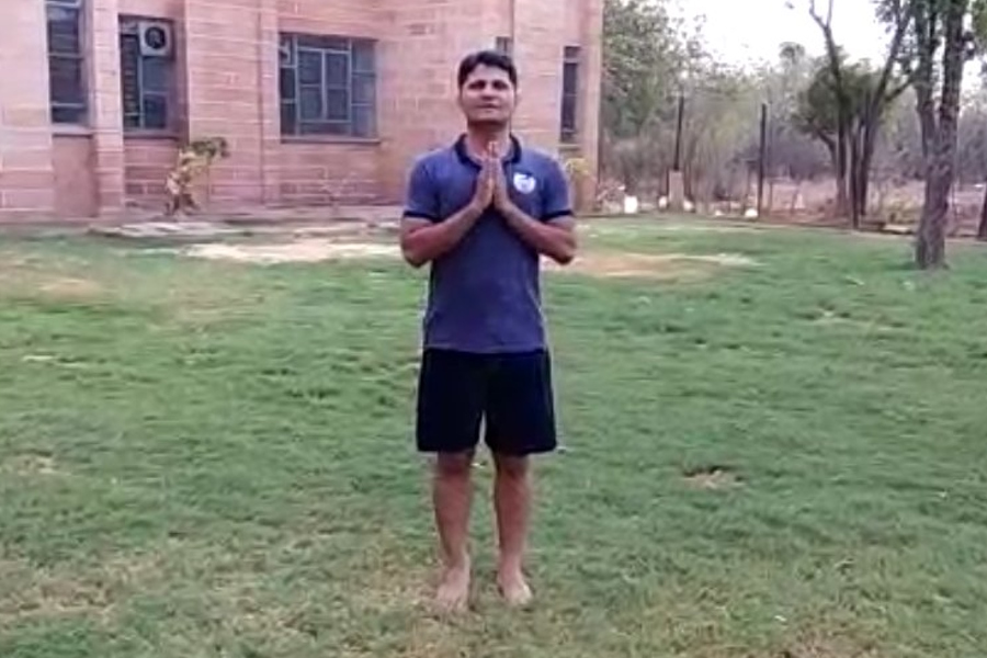 पादहस्तासन से भगाएं कमर के रोग, जोधपुर के दीपक से सीखें कैसे करें ये आसन