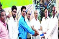 किट वितरित करते अतिथि।