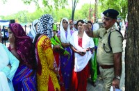 पुलिस ने नहीं निकालने दी रैली, आठ की घंटे की ड्यूटी और साप्ताहिक अवकाश की मांग को लेकर महिलाओं ने की नारेबाजी