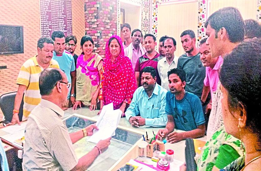 जिला कलक्टर को ज्ञापन सौंपते पार्षद।