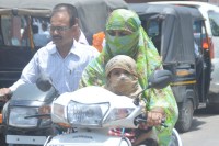 Students upset with heat, demand to change school time