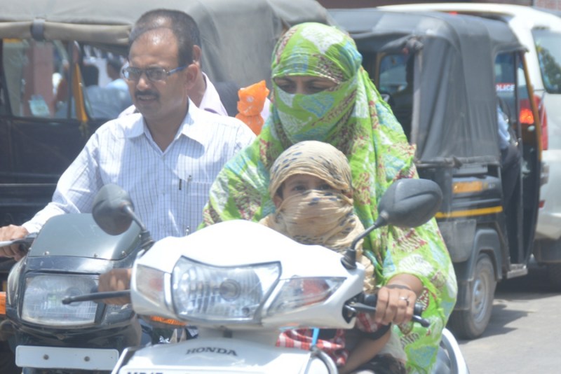 Students upset with heat, demand to change school time