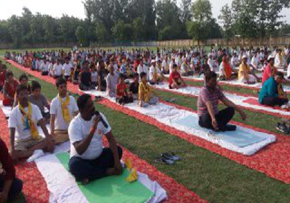 International Yoga Day 2018: सांसद दद्दन मिश्रा के साथ हजारों लोगों ने किया
योगा, देखें फोटो
