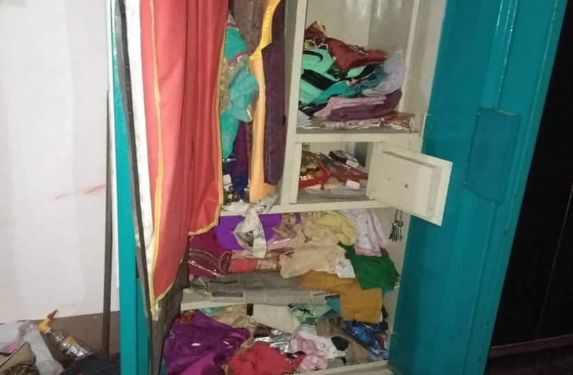 सोने की एक हार, मोती की माला, हीरे की एक अंगूठी समेत मेडिकल दुकानदार के घर से चार लाख का सामान पार