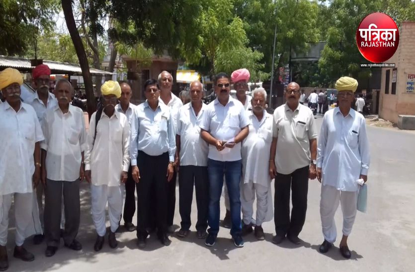 VIDEO : चोरी की बढ़ती घटनाओं के विरोध में ग्रामीणों ने सौंपा एसपी को ज्ञापन
