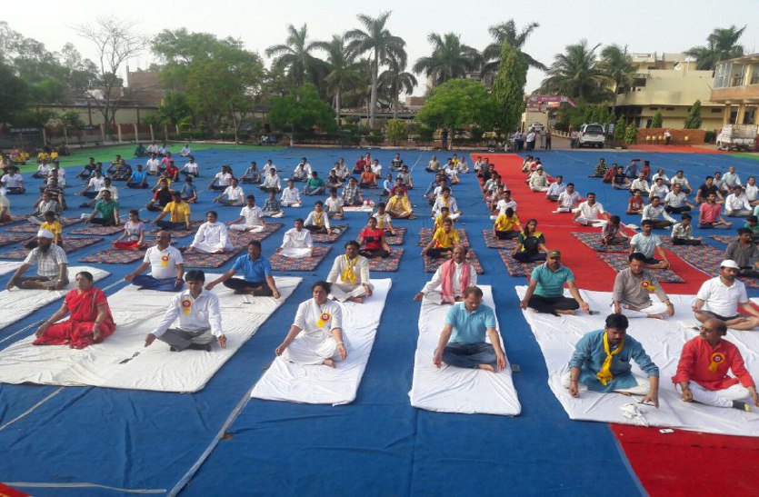 international yoga day, latest yoga trends, new style of yog, group yoga, ashoknagar news, ashoknagar patrika, patrika news, patrika bhopal, bhopal mp, celebrating yoga day in ashoknagar, school students,