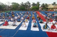 international yoga day, latest yoga trends, new style of yog, group yoga, ashoknagar news, ashoknagar patrika, patrika news, patrika bhopal, bhopal mp, celebrating yoga day in ashoknagar, school students, 