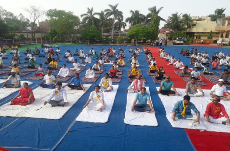 international yoga day, latest yoga trends, new style of yog, group yoga, ashoknagar news, ashoknagar patrika, patrika news, patrika bhopal, bhopal mp, celebrating yoga day in ashoknagar, school students,