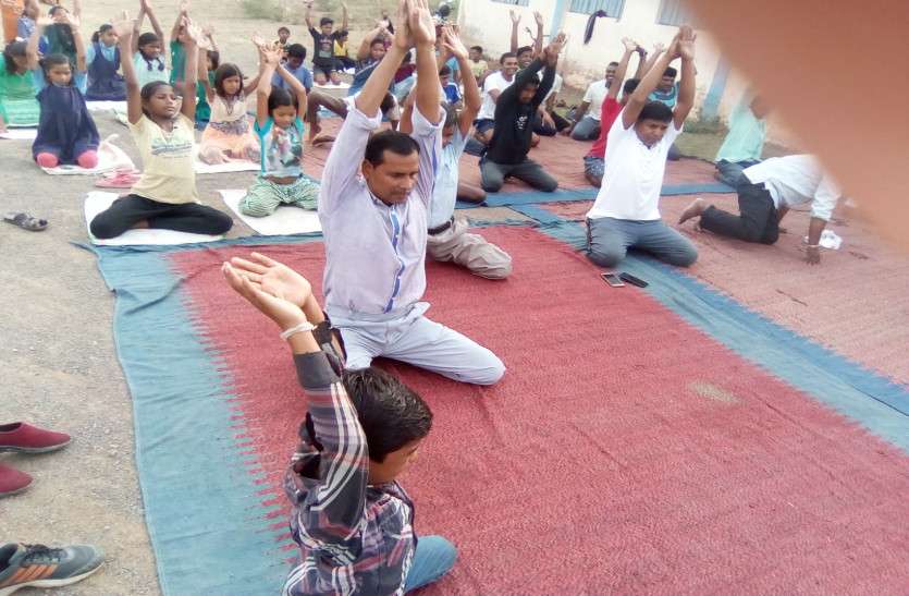Yoga Day Chhattisgarh : छात्र जीवन से ही योग का अभ्यास छात्रों को सुदृढ़ व
संयमित बनाता है : तिवारी
