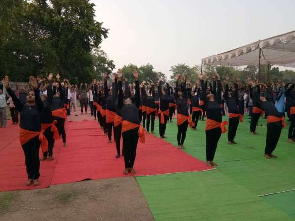 Yoga Day Chhattisgarh : करेंगे योग तो रहेंगे निरोग, इतने लोगों ने सीएसईबी फुटबॉल ग्राउंड में एक साथ किया योग,  देखिए तस्वीरों में...