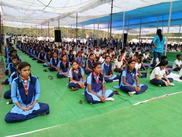 Yoga Day Chhattisgarh : करेंगे योग तो रहेंगे निरोग, इतने लोगों ने सीएसईबी फुटबॉल ग्राउंड में एक साथ किया योग,  देखिए तस्वीरों में...