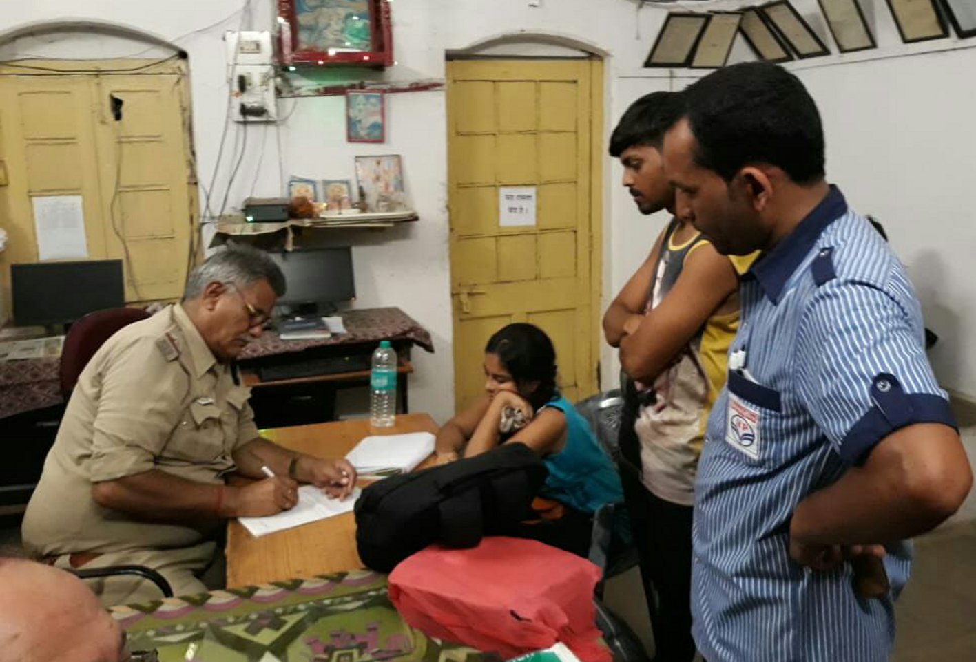 platform par gunde karte rahe pitai