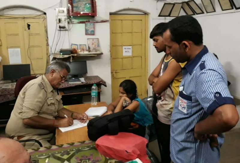 platform par gunde karte rahe pitai