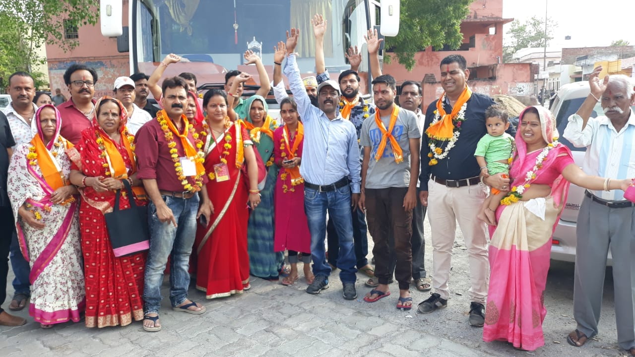 VIDEO: अमरनाथ यात्रा का पहला जत्था रवाना, परिजनों ने श्रृद्धा के साथ दी विदाई, देखें वीडियो
