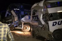 रफ्तार ऐसी कि संभल नहीं सका स्टीयरिंग और एनएच पर भिड़ गई दो बसें, 11 यात्री घायल