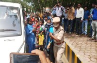 दर्जनों पुलिस के परिजन पहुंचे मिनी स्टेडियम, फिर रैली निकाल कर गए कलेक्टोरेट, तो उनकी अपनी ही पुलिस ने उन्हें दौड़ा-दौड़ाकर पकड़ा