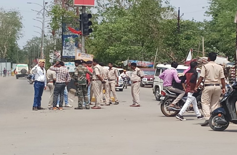 वार्दीधारी परिवार वालों पर चला अंग्रेजी हुकूमत का डंडा, दर्जन भर महिलाओं व उनके बाल-बच्चों को पुलिस ने दौड़ाकर पकड़ा