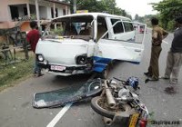 4 person died in van-bike accident in garautha jhansi
