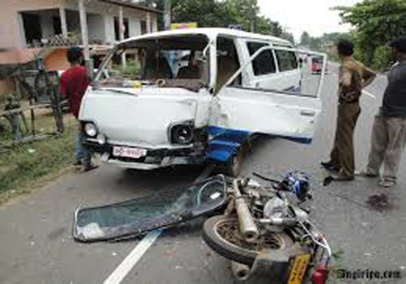 4 person died in van-bike accident in garautha jhansi