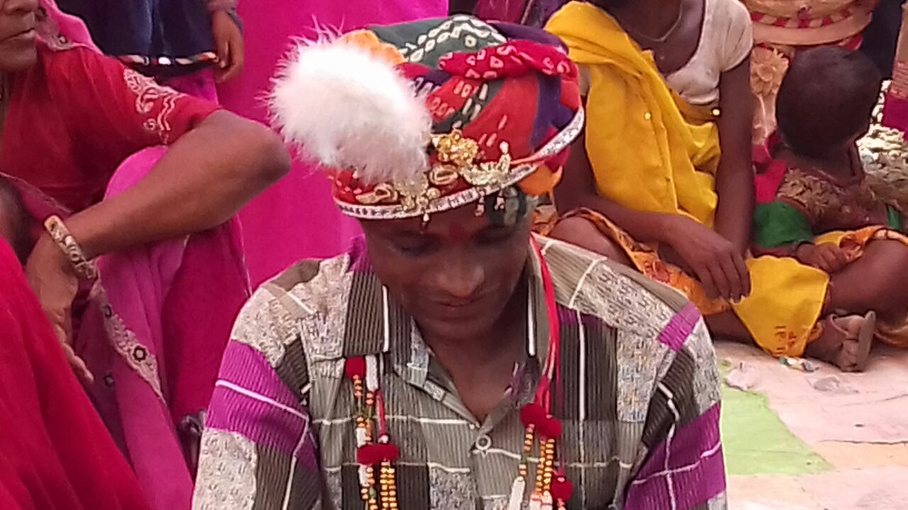 उदयपुर में यहां दिव्यांग युवक ने ने अपनी 3 लिव-इन रिलेशनशिप पार्टनर के साथ एक ही मंडप में रचाया ब्याह, देखेंं video