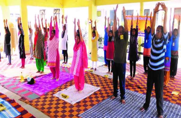 न्यायाधीशों ने जिला जेल में जाकर अभिरक्षाधीन बंदी व कर्मचारियों के साथ किया योग, प्राणायाम, भस्त्रिका, अनुलोम विलोम का बताया लाभ