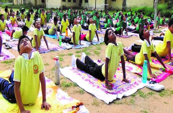 न्यायाधीशों ने जिला जेल में जाकर अभिरक्षाधीन बंदी व कर्मचारियों के साथ किया योग, प्राणायाम, भस्त्रिका, अनुलोम विलोम का बताया लाभ