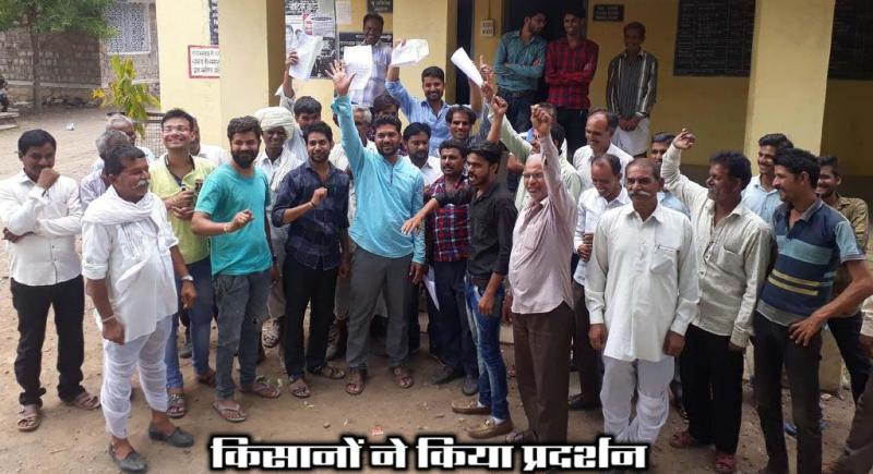 फसलों की तुलाई के टोकन कटवा दिए , मोबाईलों पर संदेश नहीं आ रहा, किसानों ने किया प्रदर्शन