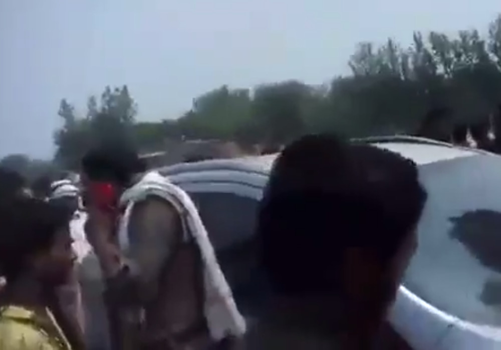 नमाज के दौरान यहां जमकर हुआ खूनी संग्राम, कई हुए लहूलुहान