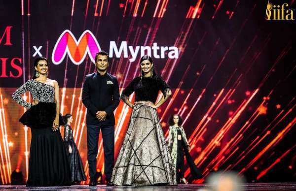 IIFA AWARDS 2018 stares in black dress
