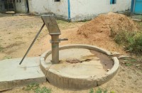 जानकारी के बावजूद पीएचई विभाग नहीं सुधार रहा हैण्डपंप, दूषित पानी पीने को मजबूर हैं स्कूली बच्चे