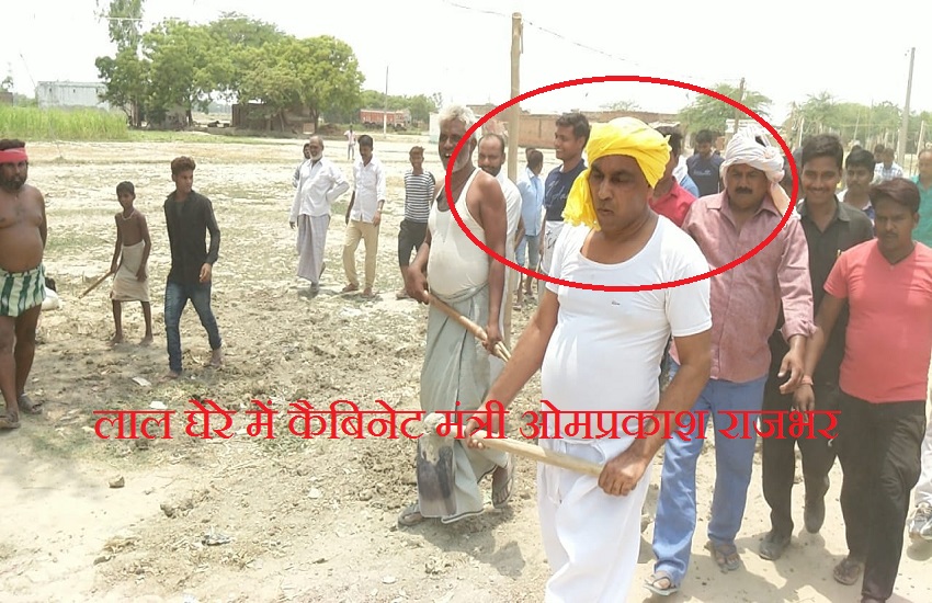 सीएम योगी सरकार ने नहीं बनवायी सड़क तो यूपी के कैबिनेट मंत्री ने कड़ी धूप में खुद चलाया फावड़ा