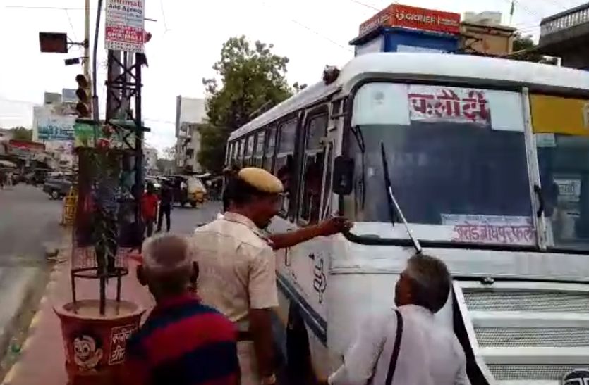 सिग्नल क्रॉस करने पर हुआ बस का चालान तो रोड़वेज कर्मियों ने एेसे मचाया हंगामा….यहां देखें विडियों