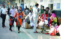 बिना रूके धड़धड़ाते हुए निकल गई साउथ बिहार एक्सप्रेस, रुकने के इंतजार में देखते रह गए दर्जनों यात्री